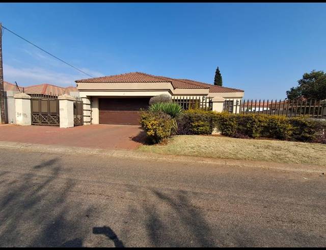 4 BEDROOM HOUSE FOR SALE IN DAWN PARK EXT